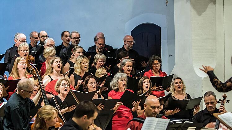 Die Coburger Erstaufführung der "Misa Tango" lockte zahlreiche Zuhörer in die Morizkirche. Unter der Leitung von Antoinetta Bafas beeindruckte der "Chor Unerhört" gemeinsam mit den Vokalsolisten Joana Tautu und Marcello Mejia-Mejia.Foto: Jochen Berger