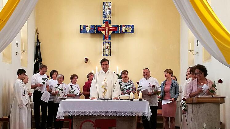 Mitglieder der KAB trugen während des Festgottesdienstes Fürbitten vor.