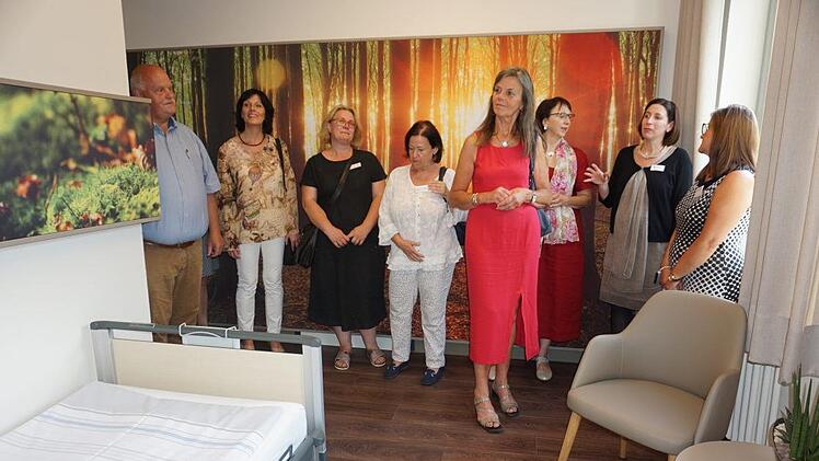 Besichtigung des Verabschiedungszimmers durch die geladenen Gäste anlässlich der offiziellen Eröffnung. Foto: Marion Eckert