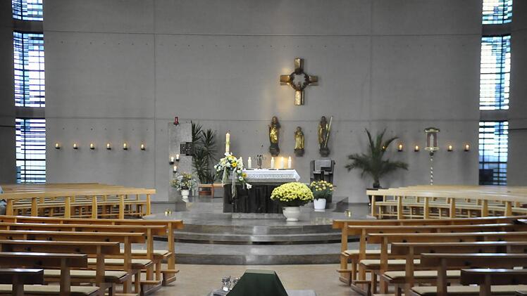Modern sieht die Kirche noch immer im Innenraum aus. Genügend Platz für viele Gläubige.  Foto: Peter Klopf