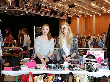 Emily und Julia W&uuml;nn verkaufen Jacken, Schuhe und Accessoires. Foto: Saskia Nauer