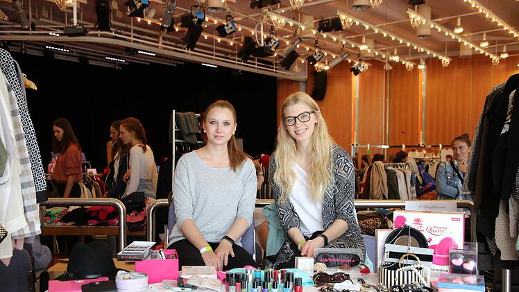 Emily und Julia W&uuml;nn verkaufen Jacken, Schuhe und Accessoires. Foto: Saskia Nauer