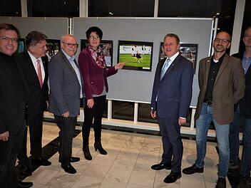 Monika Limmer gelang diese tolle Aufnahme im September 2015 auf dem Sportplatz des TSV Presseck. Mit im Bild (von links) Stadtrat Thomas Nagel, Landrat Klaus Peter Söllner, BLSV-Kreisvorsitzender Lothar Seyfferth, Oberbürgermeister Henry Schramm, BLSV-Bezirksgeschäftsführer Martin Tupy und Stadtrat Alexander Meile Foto: Werner Reißaus