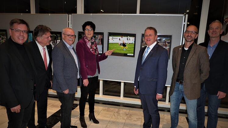 Monika Limmer gelang diese tolle Aufnahme im September 2015 auf dem Sportplatz des TSV Presseck. Mit im Bild (von links) Stadtrat Thomas Nagel, Landrat Klaus Peter Söllner, BLSV-Kreisvorsitzender Lothar Seyfferth, Oberbürgermeister Henry Schramm, BLSV-Bezirksgeschäftsführer Martin Tupy und Stadtrat Alexander Meile Foto: Werner Reißaus