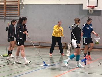 Auch einige Spielerinnen des HC Forchheim ersetzten das Aufwärmen durch eine Runde Saubermachen.  Fotos: Marie Mück