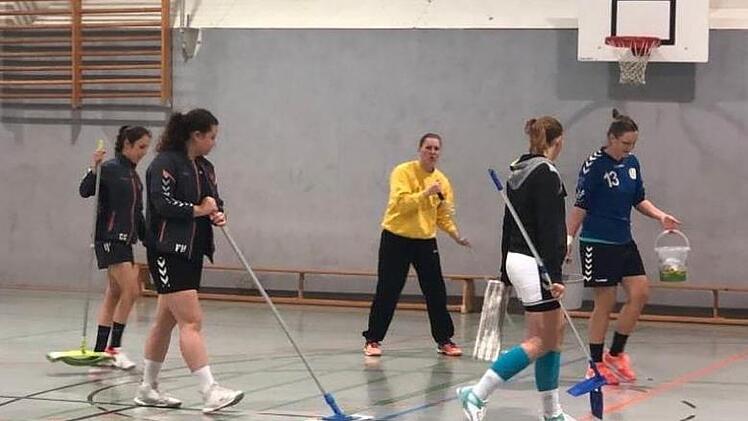 Auch einige Spielerinnen des HC Forchheim ersetzten das Aufwärmen durch eine Runde Saubermachen.  Fotos: Marie Mück