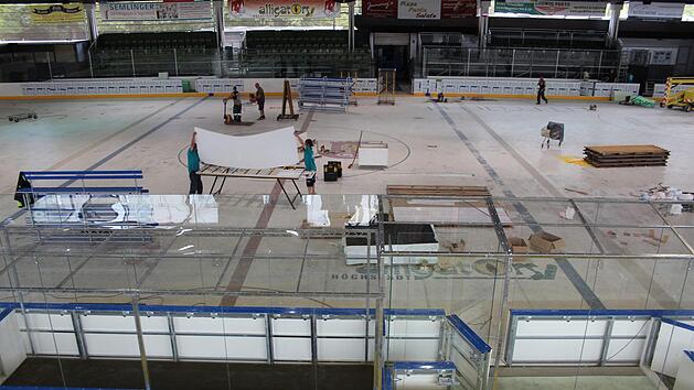 Die neue Bande im H&ouml;chstadter Eisstadion ist inzwischen fertig - nun kann der Trainingsbetrieb wieder beginnen. Foto: C. Bauriedel/Archiv