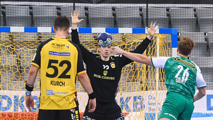 Nicht nur bei Siebenmetern hat Konstantin Poltrum derzeit eine außergewöhnlich gute Quote. Heute Abend kommt es für den Coburger Keeper zum Vergleich mit Nationaltorwart Silvio Heinevetter. Foto: Hagen Lehmann