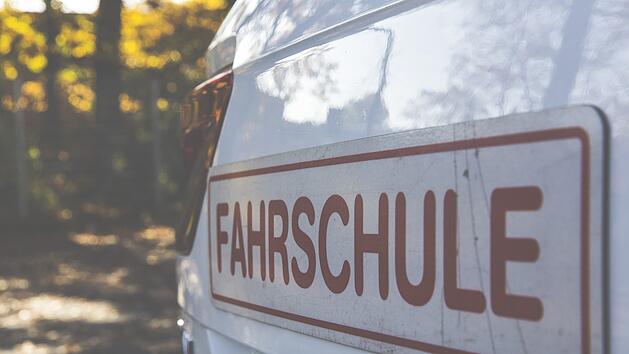 Ein Fahrschulauto hat einen schweren Verkehrsunfall bei Hof auf der A9 verursacht. Anschlie&szlig;end fl&uuml;chtete er einfach, ohne dem verletzten Biker zu helfen.