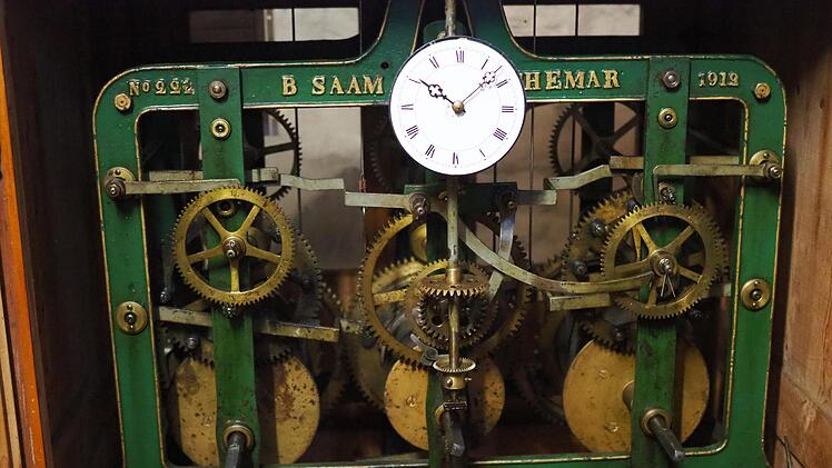 Das Uhrwerk  aus dem Jahr 1919 ist eines der wenigen in Landkreis, die das Schlagen der Kirchenglocken noch  steuern.