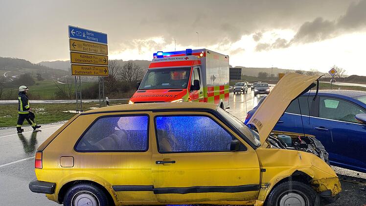 B303 im Kreis Kulmbach: Autofahrerin &uuml;bersieht Gegenverkehr - Mann schwer verletzt