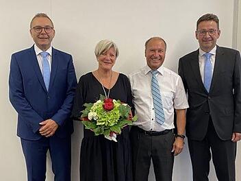 Ludwig Brumm und seine Ehefrau Bärbel bei der Verabschiedung mit Vorstand Wolfgang Menninger (links) und Vorstand Jürgen Wagenpfahl (rechts).