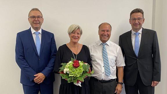 Ludwig Brumm und seine Ehefrau Bärbel bei der Verabschiedung mit Vorstand Wolfgang Menninger (links) und Vorstand Jürgen Wagenpfahl (rechts).
