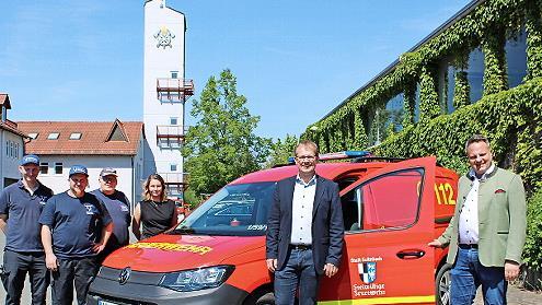 Effizient eingerichtet geht das neue Dienstfahrzeug f&uuml;r die Kulmbacher Wehren in den Einsatz. Dar&uuml;ber freuen sich (von links) Stadtbrandmeister Marius Dippold, Ger&auml;tewart Michael Friedrich, Stadtbrandinspektor Heinrich Poperl, Kathleen Eber aus de...