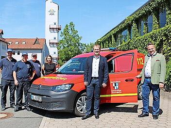 Effizient eingerichtet geht das neue Dienstfahrzeug für die Kulmbacher Wehren in den Einsatz. Darüber freuen sich (von links) Stadtbrandmeister Marius Dippold, Gerätewart Michael Friedrich, Stadtbrandinspektor Heinrich Poperl, Kathleen Eber aus de...