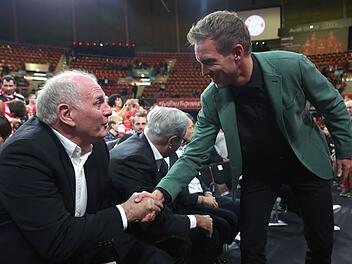 Uli Hoene&szlig; (links) blickt kritisch auf die Arbeit von Julian Nagelsmann als Nationaltrainer.