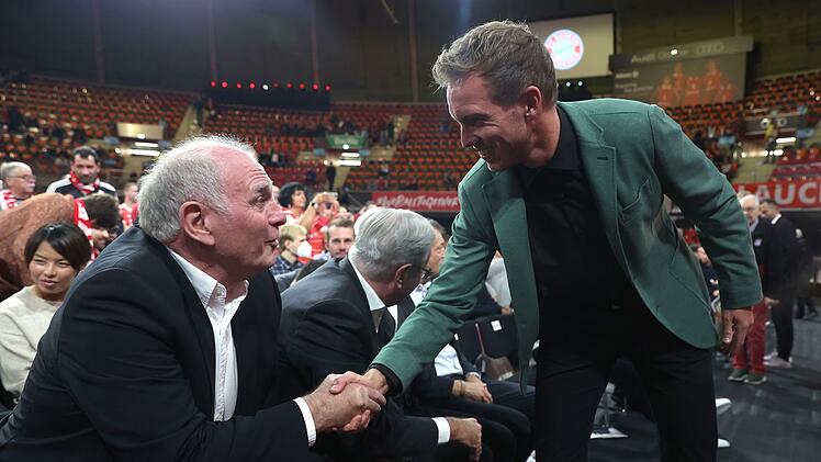 Uli Hoene&szlig; (links) blickt kritisch auf die Arbeit von Julian Nagelsmann als Nationaltrainer.