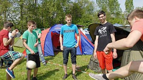 Die Hirschaider vertreiben sich die Zeit mit Fußballspielen.