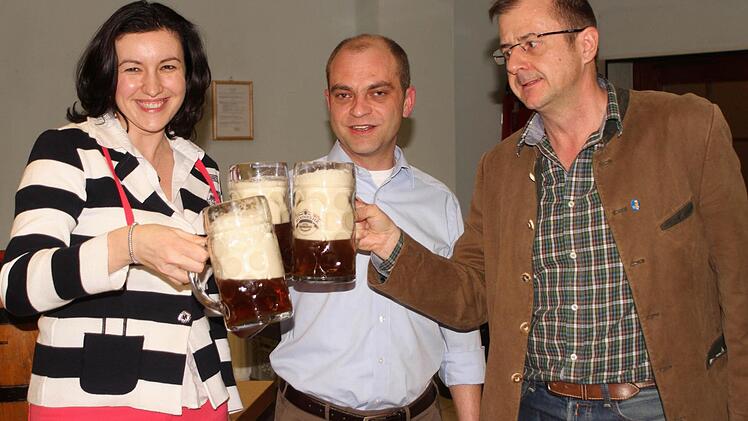 Zuprosten zum Starkbierfest (von links): MdB Dorothee Bär, 1. Bürgermeister Jochen Steppert und Dominik Eichhorn von der "Reckenbräu".