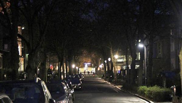 Die linke Seite der Bahnhofstraße ist dunkel, die rechte von LED-Lampen erhellt.