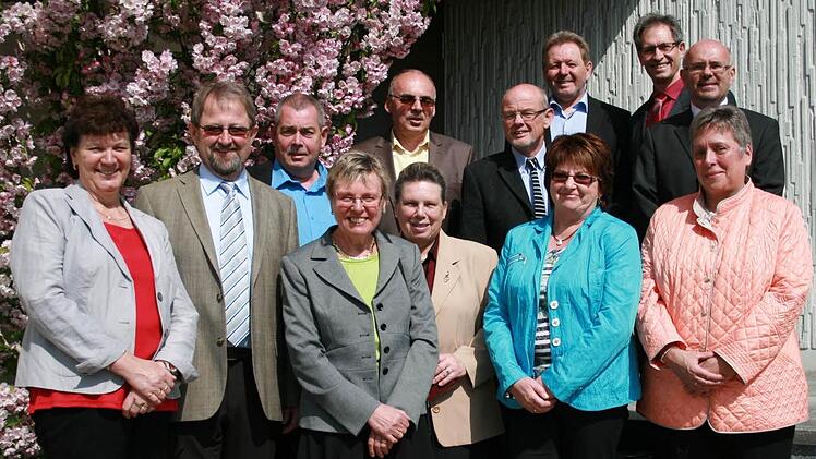 Die Goldenen Kommunikanten Edgar Sell, Wolfgang Sell, Roland Markart, Albrecht Markart, Günter Sell, Alma Belz, Michael Metz, Rosita Rüttinger, Dieter Schlereth, Alice Metz, Beate Schmitt und Gabriele Schipper. Foto: Gabriele Sell