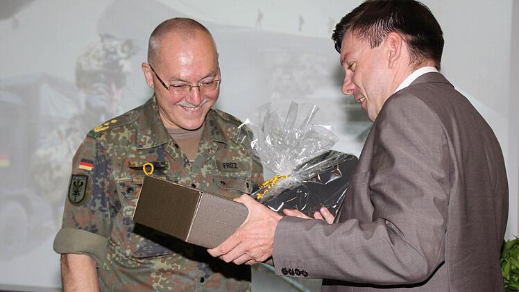 Bürgermeister Armin Warmuth überreicht ein Präsent an Generalleutnant Hans-Werner Fritz.