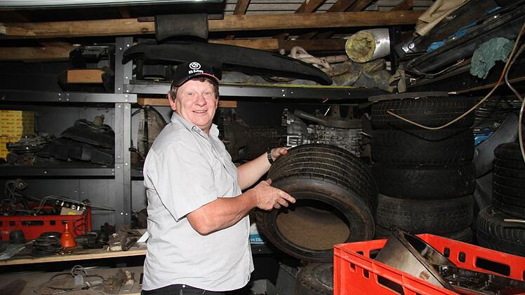 Rainer Fischer (57) hat Reifen und Ersatzteile en masse in seiner "Schraubergott-Werkstatt" .