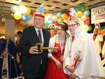 Bürgermeister Klaus Homann übergibt den Schlüssel an Prinzessin Kathrin und Prinz Benjamin.