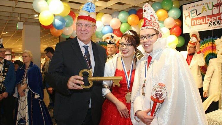 Bürgermeister Klaus Homann übergibt den Schlüssel an Prinzessin Kathrin und Prinz Benjamin.