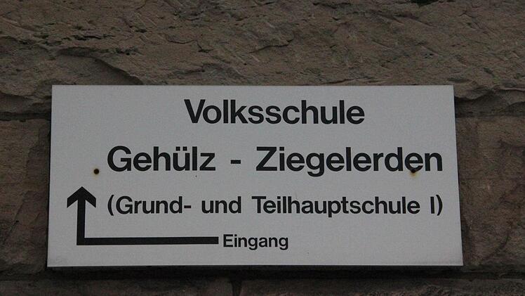 Das Hinweisschild für die ehemalige Schule hängt noch.  Foto: Friedwald Schedel