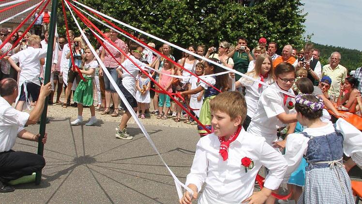 Achtung Verknotungsgefahr: Der Tanz der Lindenkinder ist alljährlich bei der Peestener Kerwa der Höhepunkt. Foto: Sonja Adam