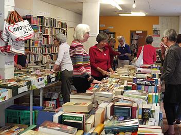 Im Büchermarkt der Awo haben die Kunden die sprichwörtliche Qual der Wahl. Foto: Pauline Lindner