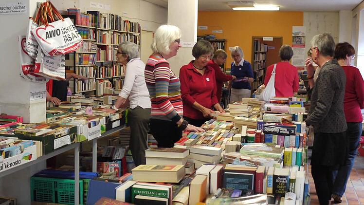 Im Büchermarkt der Awo haben die Kunden die sprichwörtliche Qual der Wahl. Foto: Pauline Lindner
