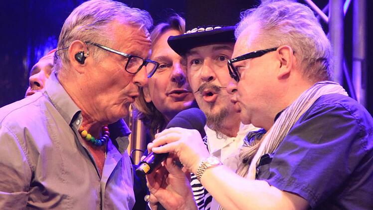 "Gute Nacht Freunde" - das letzte Lied des Abends singen traditionellerweise alle Interpreten gemeinsam. Foto: Matthias Einwag