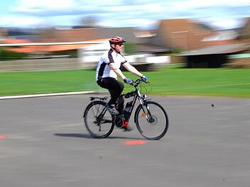 Verkehrswacht-Vorsitzender Karlheinz Franz leitet einen Kurs, in dem speziell Fahrer von E-Bikes den Umgang mit dem Zweirad trainieren. Auch ungeübte Fahrradfahrer können sich anmelden. Foto: Gerd Schaar