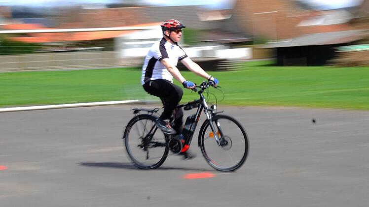 Verkehrswacht-Vorsitzender Karlheinz Franz leitet einen Kurs, in dem speziell Fahrer von E-Bikes den Umgang mit dem Zweirad trainieren. Auch ungeübte Fahrradfahrer können sich anmelden. Foto: Gerd Schaar