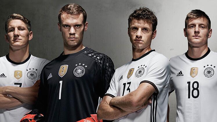 Mehrere Millionen Fans auf Facebook, Twitter und Instagram. Manuel Neuer, Thomas Müller, Bastian Schweinsteiger, Toni Kroos und ihre Mannschaftskollegen sind in Sozialen Netzwerken sehr aktiv. Foto: dpa