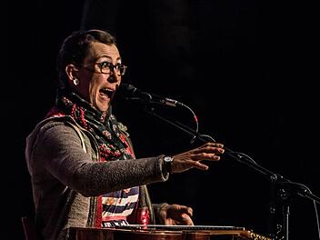 Bestens besucht war das Gastspiel von Martina Schwarzmann auf der Waldbühne Heldritt. Foto: Jochen Berger