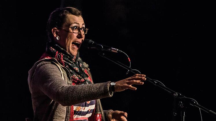 Bestens besucht war das Gastspiel von Martina Schwarzmann auf der Waldbühne Heldritt. Foto: Jochen Berger