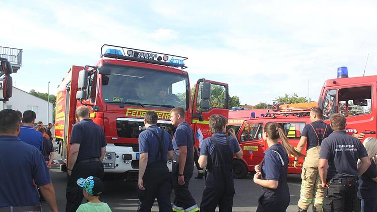Die Feuerwehr-Familie nimmt das neue Einsatzfahrzeug in Besitz. Foto: Matthias Einwag