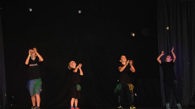 Die Kinder haben für die Gala-Show tolle Jonglagekunststücke einstudiert