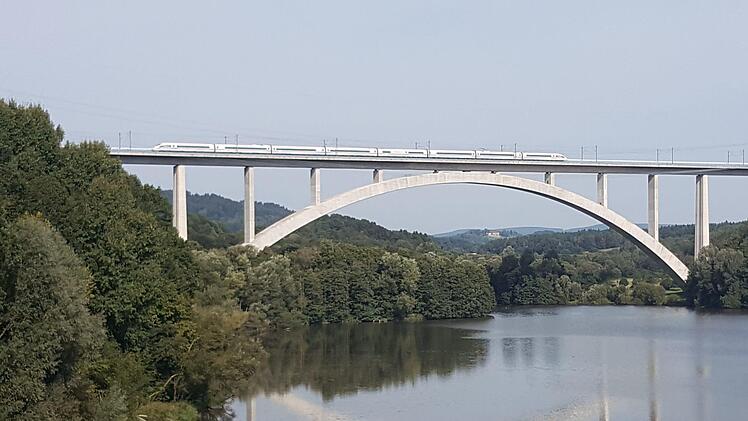 Der Test-ICE mit 290 Kilometern pro Stunde auf der Brücke über den Froschgrundsee. Foto: Berthold Köhler