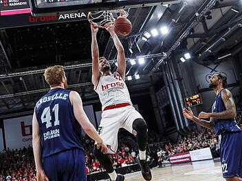 Dejan Musli schließt am 11. Dezember gegen den Eisbären-Center Geoffrey Groselle (l.) per Dunking ab. Mit 14 Punkten und elf Rebounds hatte der Neuzugang maßgeblichen Anteil am Brose-Erfolg. Foto: Daniel Löb