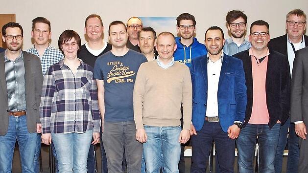 Der neu gew&auml;hlte Vorstand des CSU-Ortsverbands Lichtenfels mit seinem Vorsitzenden Ronald Kaiser (Siebter von links) sowie seinen Stellvertretern, Landrat Christian Mei&szlig;ner (Zweiter von rechts) und Joachim Stefan (rechts). Auf dem Bild fehlt die weitere Stellvertreterin, Zweite B&uuml;rgermeisterin Sabine Rie&szlig;ner. Foto: Alfred Thieret