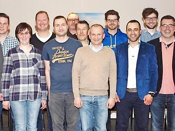 Der neu gewählte Vorstand des CSU-Ortsverbands Lichtenfels mit seinem Vorsitzenden Ronald Kaiser (Siebter von links) sowie seinen Stellvertretern, Landrat Christian Meißner (Zweiter von rechts) und Joachim Stefan (rechts). Auf dem Bild fehlt die weitere Stellvertreterin, Zweite Bürgermeisterin Sabine Rießner. Foto: Alfred Thieret