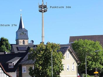 In Modschiedel soll ein Mobilfunkmast errichtet werden, der immerhin zehn Meter höher wäre als der Kirchturm. Dagegen regt sich massiver Widerstand.  Foto: Montage/privat