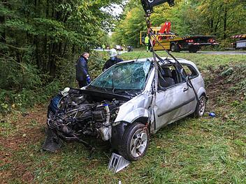 Auto kollidiert mit B&auml;umen und landet im Graben: 31-J&auml;hrige t&ouml;dlich verletzt
