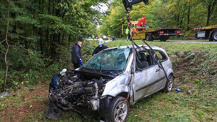 Auto kollidiert mit Bäumen und landet im Graben: 31-Jährige tödlich verletzt