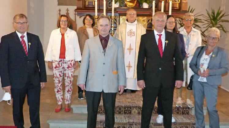 Pfarrer Adrian Manderla mit den silbernen und goldenen Jubilaren (von links) Kurt Schwander, Elke Aniol, Waltraud Döring, Karl-Heinz Olland, Volker Matysiak, Barbara Haslinger, Simone Dumler und Maria Maier