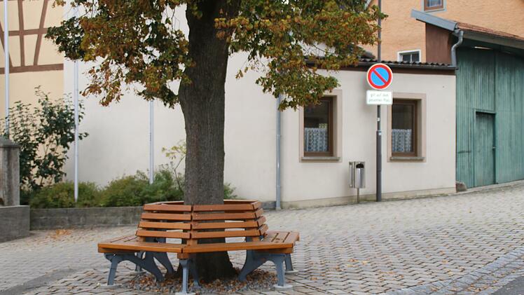 Entgegen der Empfehlung sprach sich der Sulzthaler Gemeinderat für den Beibehalt des "eingeschränkten Halteverbots" am Platz an der Linde aus.